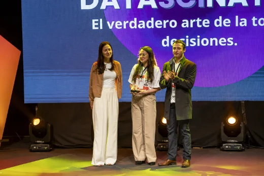 Equipo de Datascination recibiendo un reconocimiento en México