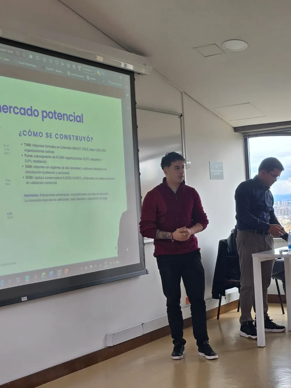 Andrés Yáñez presentando ante estudiantes y profesores