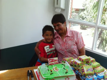 Andrés Yáñez durante su infancia junto a su abuela