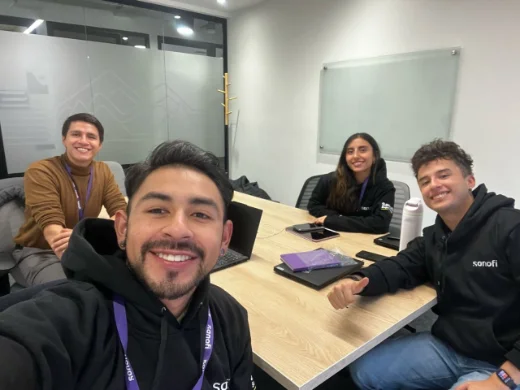 Andrés Yáñez junto a su equipo de Sanofi